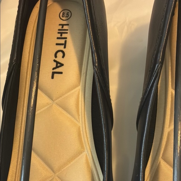 Black and Gray Flats with Classic Slip-On Design - Picture 4 of 7